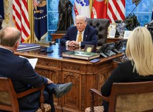 a picture of Trump at white house 
