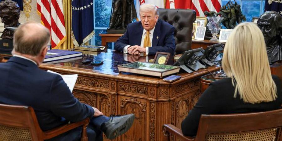 a picture of Trump at white house 